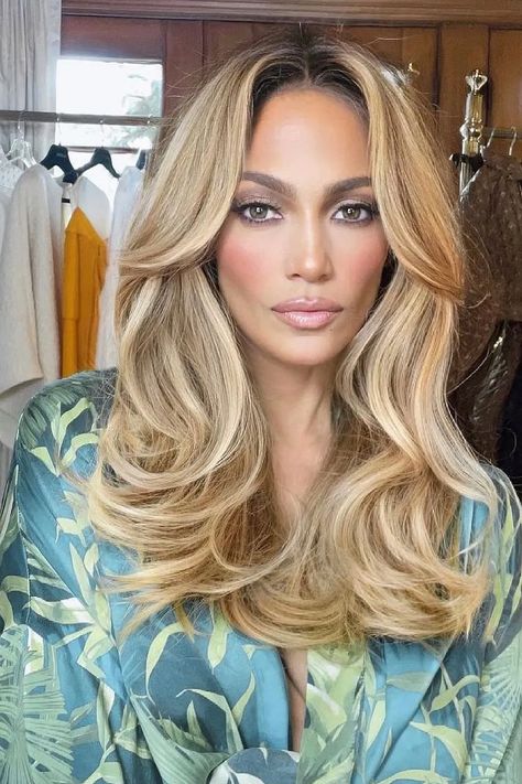 De la cabeza a los pies: estos son los secretos de belleza de Jennifer Lopez para mantenerse así a los 52 años | Vogue España Jlo Hair, Jennifer Lopez Hair, Jenny From The Block, Hair Colorful, Celebrity Makeup Looks, Honey Blonde Hair, Celebrity Hair Stylist, Voluminous Hair, Big Chop