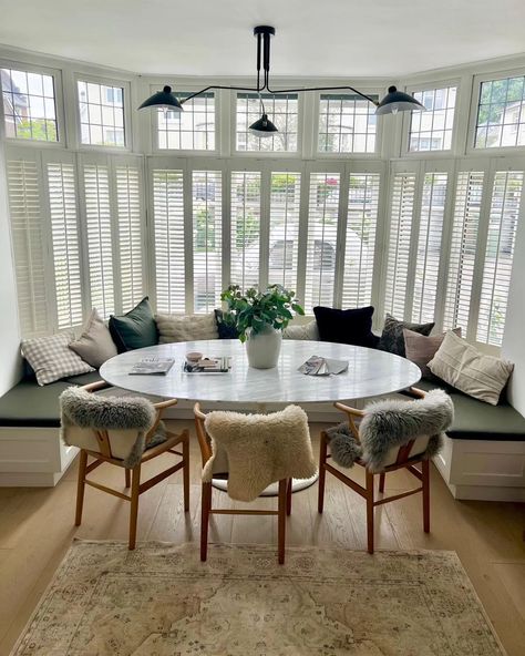 Where function meets artistic aesthetic! This was a striking design project by @jameshewittfurniturebydesign for @sarahchiswellinteriors. Sarah was looking for a bespoke bay window seat to provide clever storage for this classic space. We think the final window seat build and finish is perfect for this sophisticated and stylish room. The details: The window seat showcases shaker-style panelled doors on @blum_uk push-to-open and Blum Group Blu-motion soft-close hinges. James also employed @... Bay Window Dining Table, Bay Window Living Room Layout, Bay Window Dining Area, Living Room Window Seat, Bay Window Dining Room, Bay Window Dining, Bay Window Table, Living Room Layouts, Window Living Room