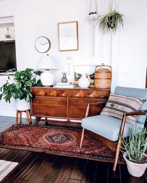 I need this rug!! Mid century modern meets boho goodness!  #mcm #midcenturymodern #boho #bohome #bohostyle #mcmfurniture #plants Bohemian Style Home, Interior Boho, Bohemian Interior Design, Design Del Prodotto, Decoration Inspiration, Retro Home Decor, Boho Living Room, Home Design Decor, Style At Home