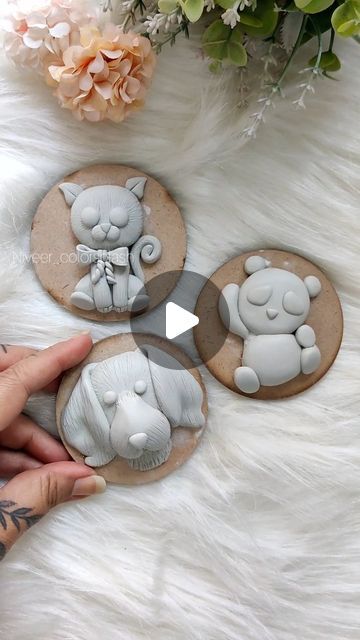 Fridge Magnets Clay, Clay Fridge Magnets Diy, Mouldit Clay Art, Fridge Magnets Diy, Clay Fridge Magnets, Clay Wall Hanging, Clay Model, Plate Decoration, Diy Fountain