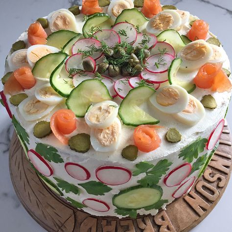 This is a traditional Scandinavian sandwich cake. It's made from bread and layered with savoury fillings and topped with lots of luscious fresh veg and eggs. Perfect for the person without a sweet tooth! Savoury Birthday Cake, Layered Sandwich Loaf, Savory Sandwich Cake, Sandwich Loaf Layered, Veg Sandwich, Sandwich Loaf, Swedish Dishes, Focaccia Recipe, Sandwich Cake