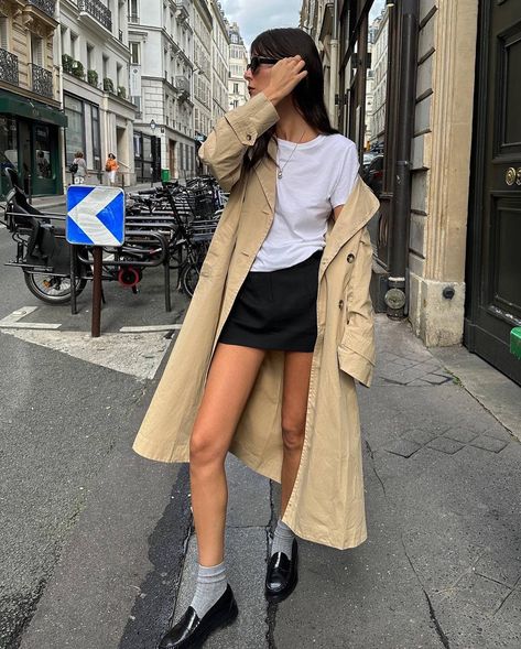 Leia Sfez, Ultimate Capsule Wardrobe, T Shirt Branca, Red Tights, Trench Coat Outfit, Parisian Women, Looks Country, French Girl Style, Miniskirt Outfits