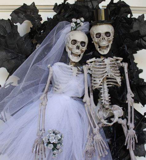 Bride and Groom Skeleton Decorations Outdoor, Happy Skeleton, Fun Diy Halloween Decorations, Casual Bride, Halloween Bride, Skeleton Couple, Halloween Skeleton Decorations, Halloween Entertaining, Skeleton Decorations