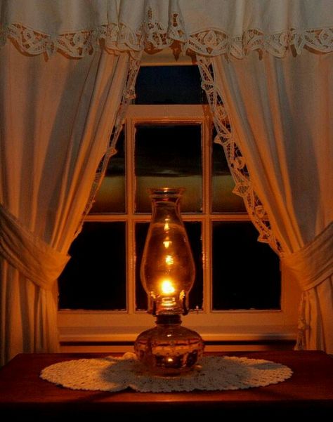 . Taman Vintage, Lambada, Window View, Through The Window, Candle Lanterns, Lantern Lights, Oil Lamps, Country Life, Country Cottage