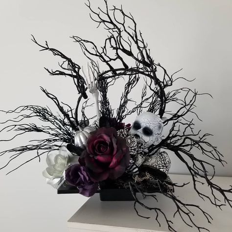 Halloween Flower Centerpieces, Halloween Floral Centerpieces, Goth Flower Arrangements, Halloween Floral Arrangements Diy, Gothic Floral Arrangements, Spooky Flower Arrangements, Halloween Arrangements, Creative Shelving Ideas, Halloween Flower Arrangements