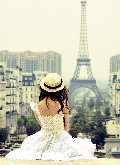 Xia's search for Natalia seems to be sit on a building and stare at the Eiffel Tower. Beautiful Picture. Paris In The Summer, Torre Eiffel Paris, Asos Fashion, I Love Paris, Foto Tips, Bohol, Style Finder, Living In Paris, The Eiffel Tower