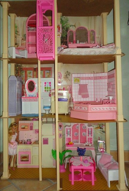 Vintage Barbie House, Barbie Houses, 90s Barbie, 70s Toys, Barbie 90s, Barbie Doll Set, Barbie Doll House, Doll Display, Barbie Toys