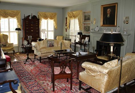 Traditional Colonial Living Room, Colonial Williamsburg Interiors, Colonial Living Rooms, Colonial Williamsburg Decor, Colonial Home Interior, Colonial Living Room, Keeping Rooms, Historical Interior, Colonial Kitchen