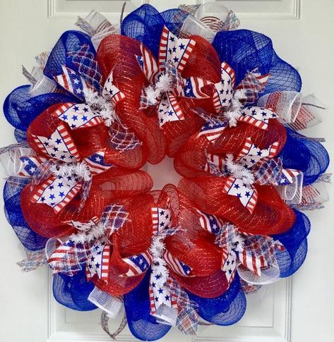 Patriotic Mesh Wreath, Couronne Diy, Patriotic Wreaths, Deco Mesh Wreaths Diy, 4th July Crafts, Deco Wreaths, Mesh Wreath Diy, Deco Mesh Christmas Wreaths, July Wreath