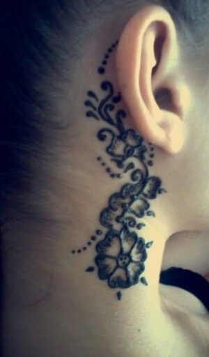 Henna On Neck Design, Henna On Face Design, Henna Behind Ear, Henna Tattoo Designs Behind Ear, Henna Ear Tattoo, Face Henna Design, Henna Neck Design, Henna Designs Neck, Henna Tattoo Designs Neck