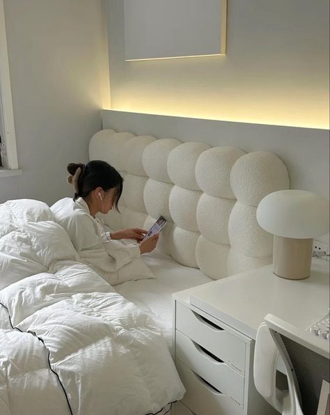 Camas Aesthetic, Korean Bedroom Ideas, Parisian Room, Comfortable Bedroom Decor, Daybed Room, Gold Bedroom Decor, White Room Decor, Kids Bedroom Inspiration, Pinterest Room Decor