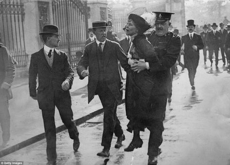 Protest: English suffragette Emmeline Pankhurst (1858 - 1928), is arrested at a demonstration outside Buckingham Palace in London Emmeline Pankhurst, Suffragette Movement, Suffrage Movement, Jacqueline Bisset, Women Rights, Natalie Wood, A4 Poster, Photo Vintage, Sophia Loren