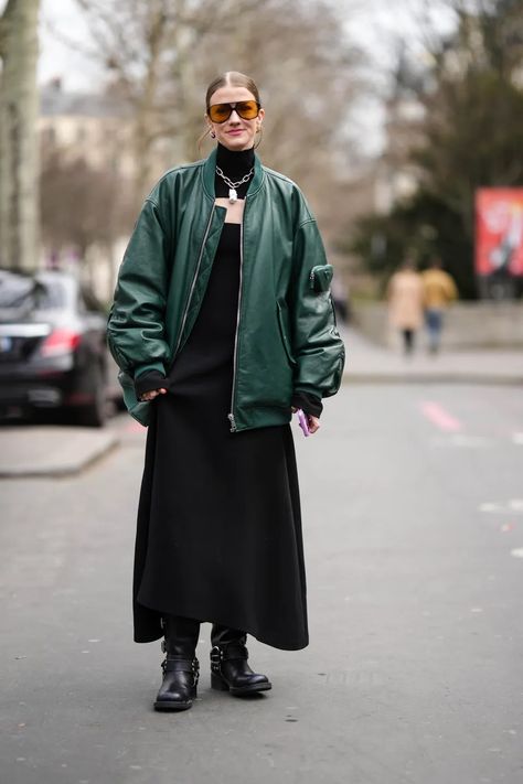 British Style Women Outfits, Street Style Dress Summer, Ways To Wear A Dress, Oversized Jacket Outfit, Punk Street Style, Oversize Outfit, Fashion Trend Forecast, Vintage Mini Dresses, Jeans Levis