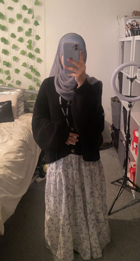 Hijabi Skirts Outfit, Modest Hijabi School Outfits, Y2k Muslim Fashion, Hijabi Skirt Fits, Modest Fits Aesthetic Hijabi, Hijabi Outfits With Skirts, Coquette Muslim Outfit, Skirt Hijabi Outfits, Coquette Hijabi Outfits