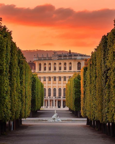 Schönbrunn Palace, Nice Places, U Bahn, Beautiful House Plans, Beautiful House, Dream City, Central Europe, Beautiful Sunset, Holiday Travel