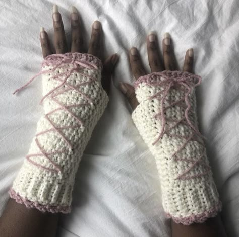 Knitting Arm Warmers, Crochet Hand Warmers Aesthetic, Cute Arm Warmers, Crochet Arm Warmers Pattern, Kpop Aesthetic Outfits, Hand Warmers Crochet, Arm Warmers Crochet, Knit Hand Warmers, Kfashion Ulzzang