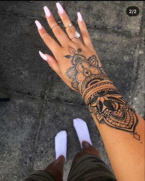 Tattoo Design Women Arm, Hand Tattoos Women, Hand Tattoo Drawings, Mandala Hand Tattoos, Henna Style Tattoos, Henna Inspired Tattoos, Tato Henna, Hand Tattoos For Girls, Cute Hand Tattoos