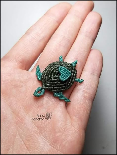 Macrame Animals Tutorials, Macrame Turtle, Macrame Animals, Macrame Jewelry Tutorial, Macrame Colar, Paper Quilling Jewelry, Macrame Patterns Tutorials, Beaded Jewelry Designs, Micro Macramé