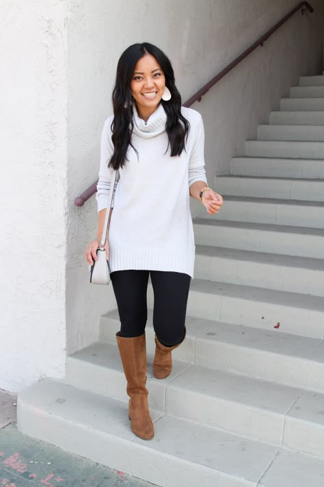 White sweater tunic + black leggings + suede boots Leggings With Sweater Outfit, Leggings With Sweater, Tights Outfits Leggings, Outfit Ideas Latina, 50 Degree Weather Outfit, Sweater Leggings Outfit, White Sweater Outfit, Tunic Outfit, Color Boots