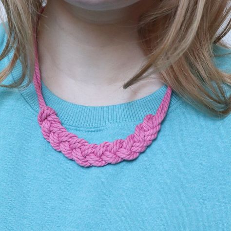 Yarn Necklace Diy, Macrame Braid, Braid Necklace, Diy Knit Blanket, Yarn Necklace, Macrame Knots Pattern, Sewing Easy Diy, Beginner Crochet Tutorial, Diy Braids