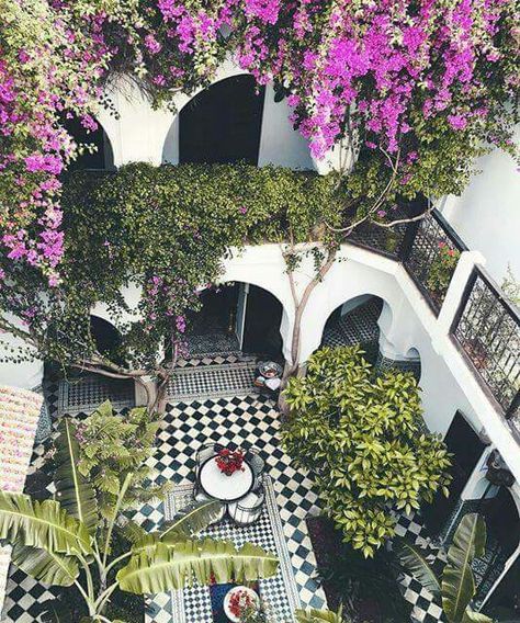 Moroccan Riad Courtyards, Moroccan Courtyard, Moroccan Garden, Moroccan Houses, Moroccan Riad, Riad Marrakech, Moroccan Home Decor, Courtyard House Plans, Courtyard Design