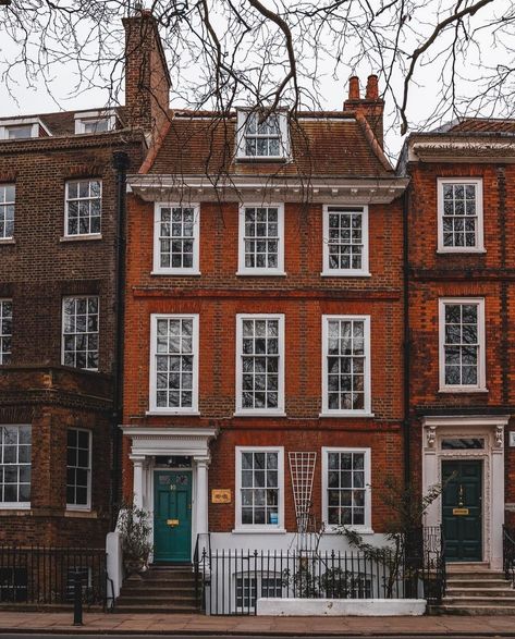 English Suburban House, Oxford Houses England Uk, British Apartment Exterior, London Home Aesthetic, British Houses Interior, Uk Townhouse, Houses Suburban, Edinburgh Townhouse, British House Exterior