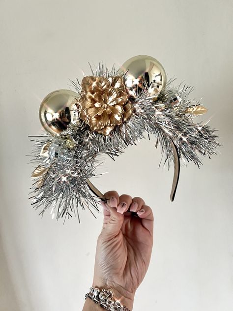 Tinsel Crown, Christmas Headband Diy, New Year Headband, California Christmas, Disco Party Decorations, Christmas Tinsel, Diy Christmas Presents, Silver Tinsel, Christmas Headband