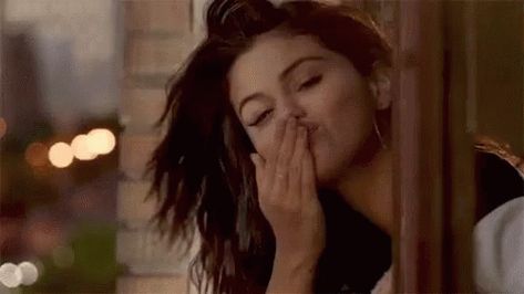 The Notebook Flying Kiss GIF - TheNotebook FlyingKiss SelenaGomez GIFs Flying Kiss Gif, Selena Gomez Kiss, Flying Kiss, Selena Gomez Gif, Selena Selena, Female Movie Stars, Kiss Gif, Kevin James, Blowing Kisses