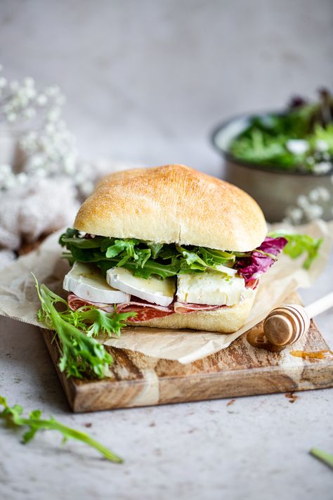 Brie Prosciutto Sandwich, Brie Sandwich Recipes, Brie Prosciutto, Prosciutto Sandwich, Candied Pecans For Salad, Bagel Recipes, Chutney Sandwich, Brie Sandwich, Lunch Work