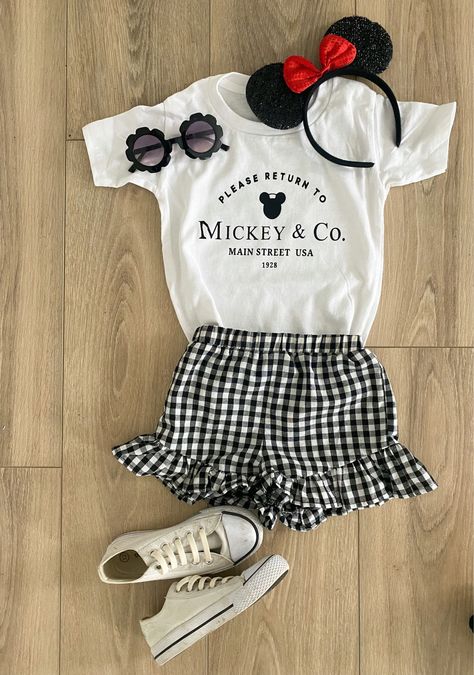 Disney World Outfits Mommy And Me, Toddler Disney World Outfits Girl, Disney Outfits Kids Girls Ideas, Toddler Girl Disneyland Outfit, Disney Girl Outfits, Disney World Toddler Outfits, Disney Outfits Girls Kids, Disney Cool Girl Outfits, Toddler Disney Outfit Girl