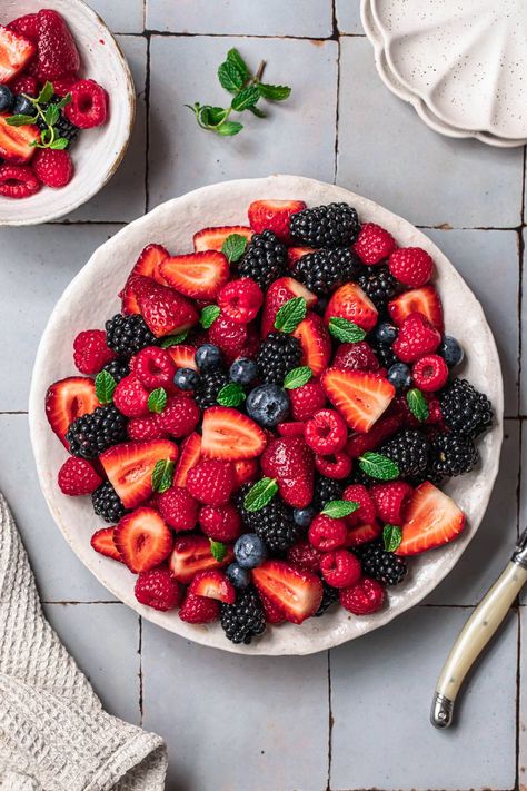 Strawberry Blueberry Salad, Blueberry Salad Recipes, Meals For Friends, Breakfast Fruit Salad, Summer Fruit Salad, Berry Fruit Salad, Easy Fruit Salad, Easy Fruit Salad Recipes, Blueberry Salad