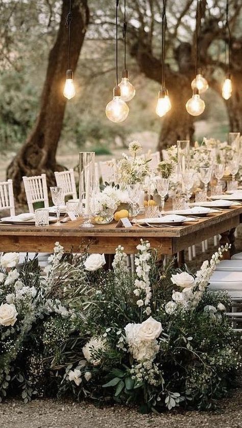 Green Farm House, Modern Farmhouse Wedding, Farm Style Table, Modern Wedding Theme, Scandinavian Wedding, Wedding Farmhouse, Green Farm, European Farmhouse, European Wedding