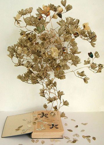 Book sculpture by Su Blackwell Su Blackwell, Art Altéré, Book Art Sculptures, Space Project, Book Tree, Altered Book Art, Book Sculpture, Book Folding, Paper Book