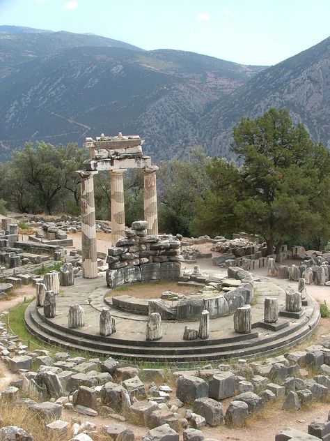 Oráculo de Delfos - Wikipedia, la enciclopedia libre Delphi Greece, Greece Architecture, Architecture Antique, Classical Greece, Places In Greece, Greek Temple, Empire Romain, Ancient Greek Architecture, Pyramids Of Giza