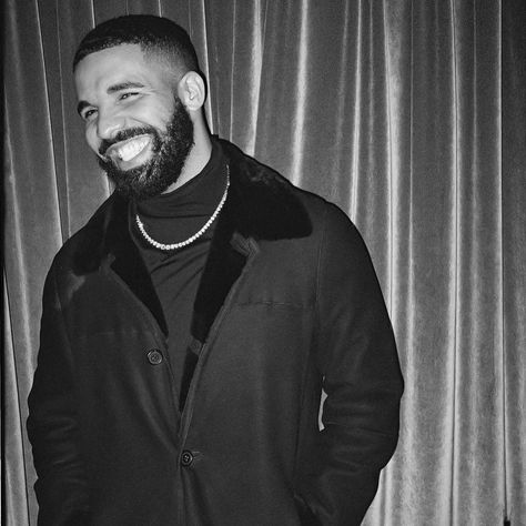 Rappers Smiling, Smiling Meme, Id Wallpaper, Girl Power Songs, Drake Art, Drake Rapper, Aubrey Graham, Drake Photos, Drizzy Drake