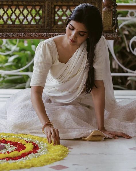 Happy Onam, Saree Poses, Indian Photoshoot, Photoshoot Themes, Indian Aesthetic, August 21, Stylish Sarees, Aesthetic Women, Married Woman