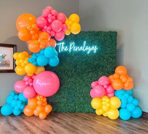 Bryan & College Station, Texas | Poppin’ Texas - Balloon Artists on Instagram: "Celebrating the Penaloza’s 🥂💕 Featuring our grass wall backdrop 🌿  • • •  #balloondecor #grasswall #grassbackdrop #balloongarland #balloondelivery #balloonarch #ballooninstallation #balloondecoration #balloonhacks #balloontips" Football Banquet Backdrop, Grass Wall With Balloons, Grass Wall Backdrop With Balloons, Balloon Wall Backdrop, Grass Wall Backdrop, Balloon Hacks, Balloon Inspiration, Balloon Walls, Grass Backdrops