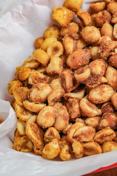 The combination of sweet brown sugar and Sriracha sauce give these Slow Cooker Sweet and Spicy Peanuts an amazing flavor that is seriously addictive! Crockpot Tips, Appetizer Desserts, Flavored Nuts, Spicy Nuts, Crunchy Snacks, Xmas Recipes, Delicious Appetizers, Peanut Recipes, Spicy Peanuts