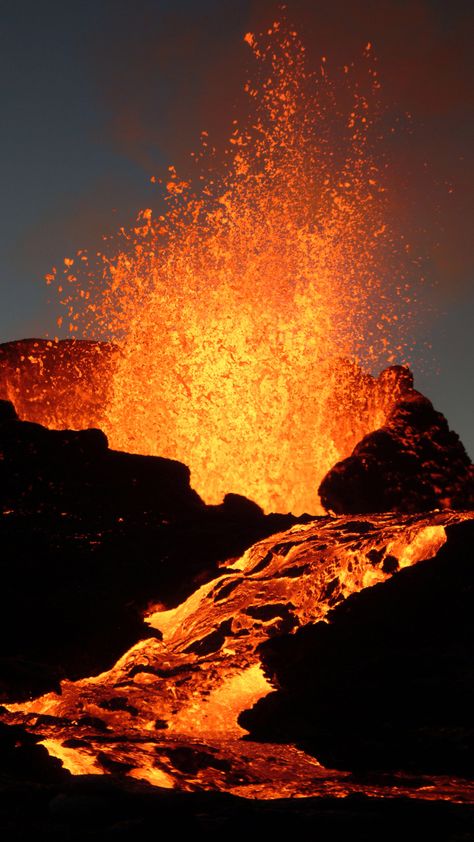 Volcano Pictures, Cartoon Rappers, Amoled Wallpapers, Fire Photography, Lava Flow, Natural Phenomena, Nature Aesthetic, 그림 그리기, Amazing Nature