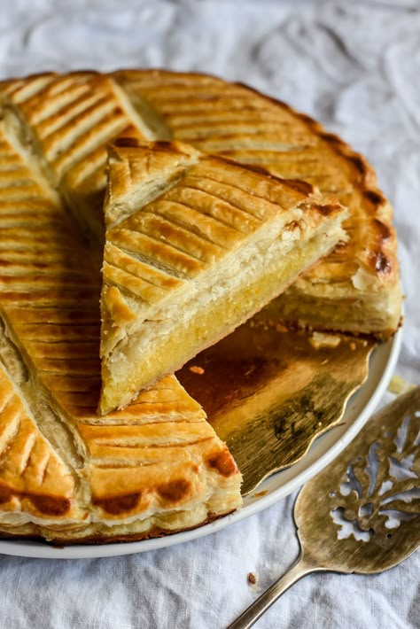 French King Cake, Galette Des Rois Recipe, French Pastries Recipes, Liturgical Living, King Cake Recipe, King Cakes, North Of France, Puff Pastry Filling, Pastries Recipes