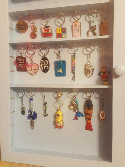 Keychain Display Cabinet Keyring Display Ideas, Keychain Display Ideas Craft Fairs, Keychain Collection Display, Diy Keychain Display, Keychain Display Ideas, Diy Jewelry Stand, Chain Display, Display Cabinet Design, Babysitting Crafts