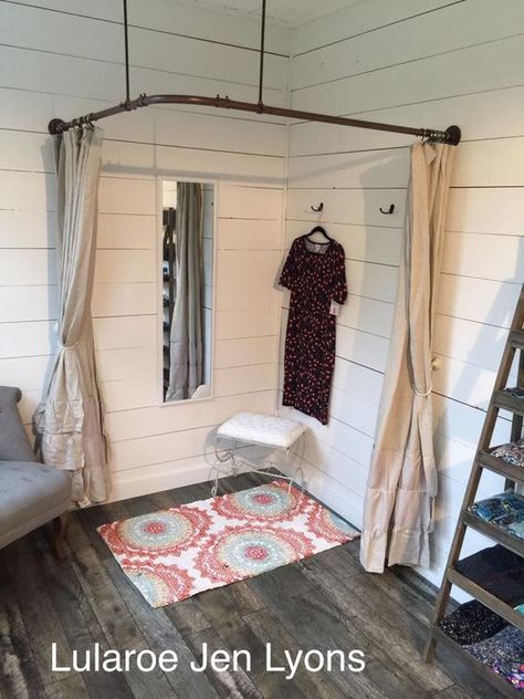 Lularoe Room, Boutique Dressing Room, Dressing Room Design Ideas, Small Dressing Room, Dressing Design, Dressing Room Decor, Store Design Boutique, Boutique Display, Clothing Displays