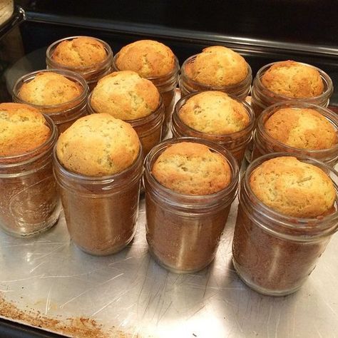 Bread In A Can Recipe, Canning Banana Bread, Canned Bread Recipes, Canning Bananas, Serving Gifts, Jar Deserts, Banana Bread In A Jar, Canning Bread, Bread In A Can