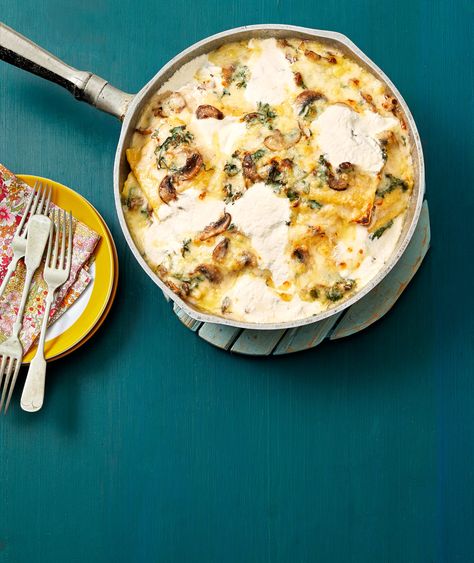 Three-Cheese Mushroom and Kale Skillet Lasagnathepioneerwoman Kale Skillet, Vegetarian Christmas Dinner, White Lasagna, Skillet Lasagna, Fall Dinner Party, Easy Autumn Recipes, Christmas Eve Dinner, Baked Pasta Recipes, Autumn Recipes