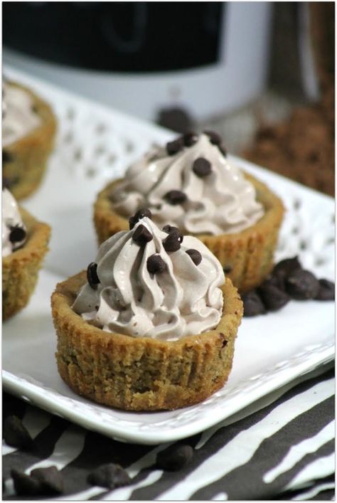 What's better than a chocolate chip cookie? A chocolate chip cookie cup with chocolate mouse in it! This recipe is easy, and you will be a rock star when serving these at your next party! Chocolate Chip Cookie Cups, Chocolate Chips Cookies, Cookie Cups Recipe, Dessert Bites, Bite Size Desserts, Cookie Cups, Creamy Desserts, Dessert Cups, Easy Food