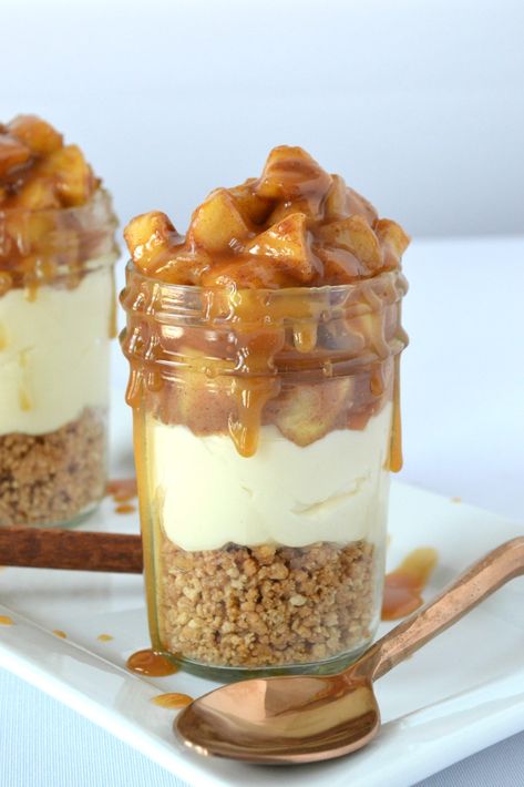 Apple Pie With Cheese, Apple Pie Cheesecake, Cheesecake Trifle, Mason Jar Desserts, Dessert Cups Recipes, Cheesecake Parfaits, Pie Cheesecake, Trifle Desserts, Homemade Caramel Sauce