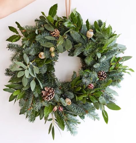 How To Make Your Own Wreath, Wreath Making Christmas, Simple Wreath Ideas, Diy Christmas Wreaths For Front Door, Diy Wreaths For Front Door, Make A Christmas Wreath, Homemade Christmas Wreaths, Make Your Own Wreath, Unique Wreath