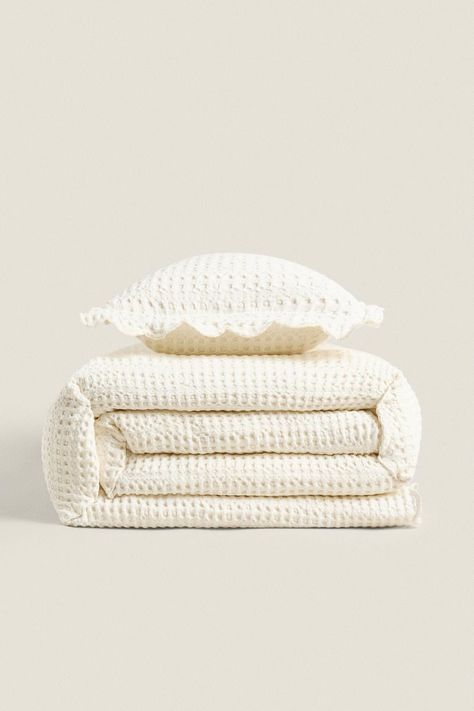 CHILDREN'S COTTON BEDSPREAD WITH A SCALLOPED EDGE - Cream | ZARA United States Sage Room, Kids Bedroom Design, Kids Perfume, Cotton Bedspread, New Room Ideas, Crochet Coat, Jean Vest, Cardigan Sweater Dress, Tiny Humans