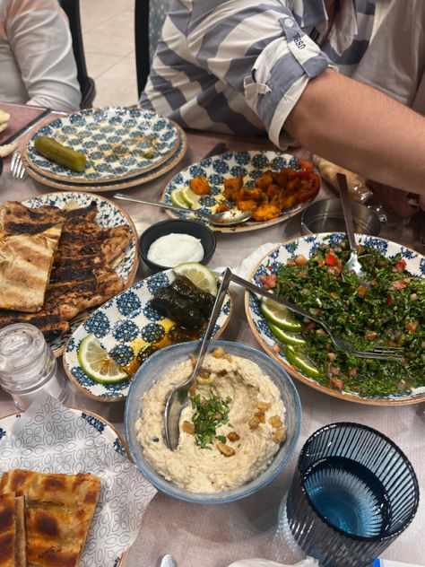 middle eastern cuisine Lebanese Food Table, Mediterranean Dinner Table, Lebanese Dinner Party, Lebanese Food Photography, Lebanese Aesthetic, Lebanese Home, Lebanese Dinner, Lebanese Breakfast, Lebanon Food