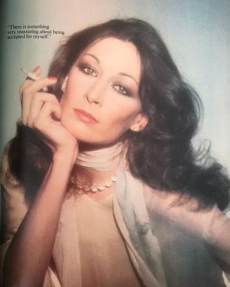 Angelica Huston 70s, Angelica Huston, Inside Magazine, Candice Bergen, Anjelica Huston, Pose Reference Photo, Best Actress, Beauty Queens, Fashion Makeup